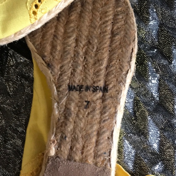 Beautiful Nina brand yellow ankle tie ups!  NWOT. - Picture 4 of 4